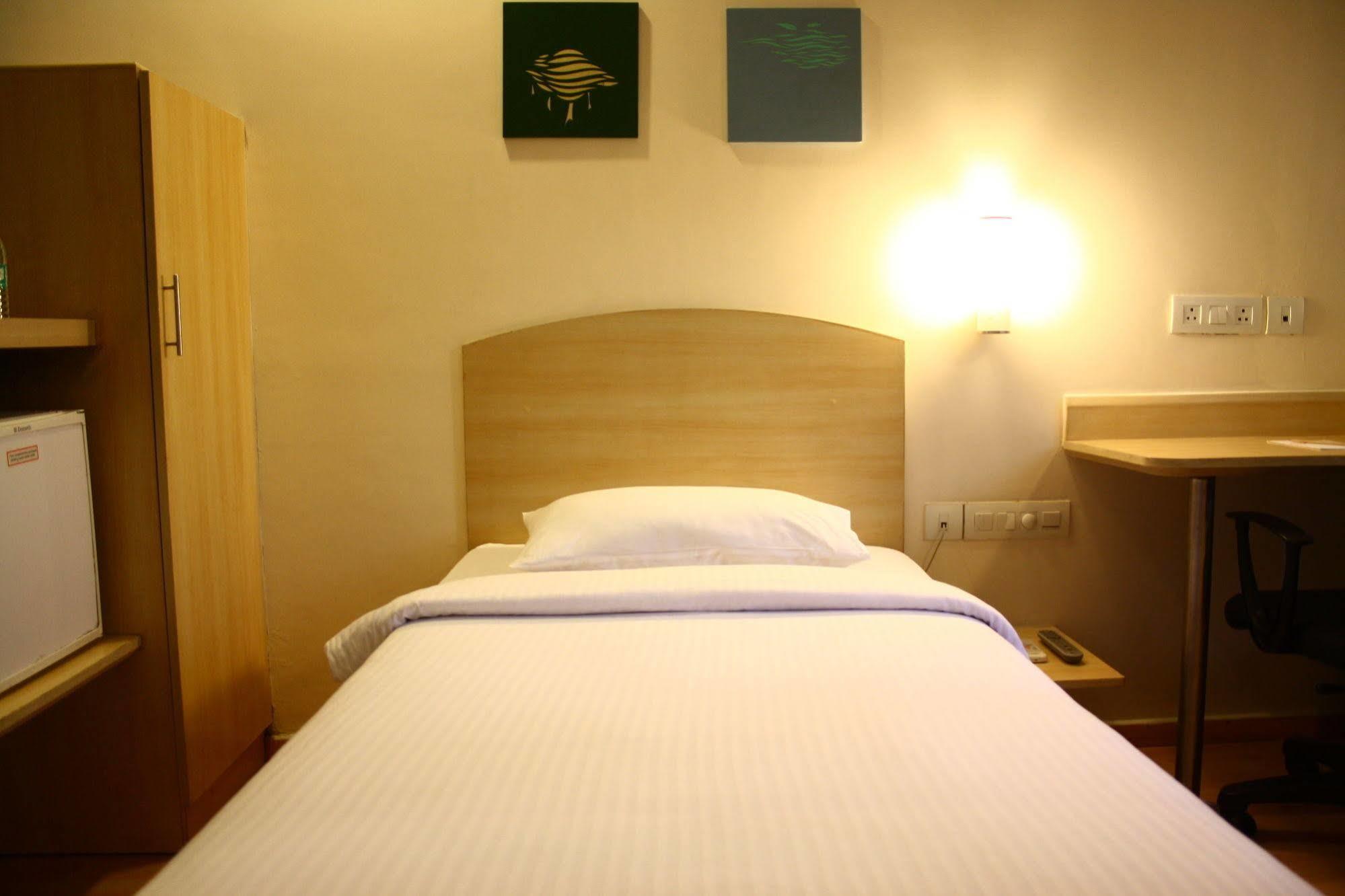 Hotel Manesar Гургаон Экстерьер фото